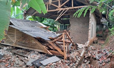 Pergeseran Tanah Akibat Hujan Deras di Desa Ridogalih Mengakibatkan Kerusakan Rumah
