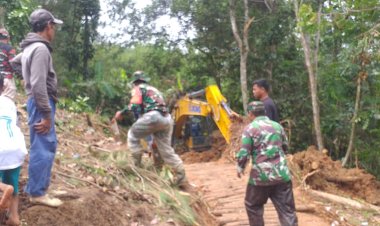 Babinsa Koramil 2209/Lengkong Bersihkan Material Longsor yang Tutup Akses Jalan Penghubung Desa Neglasari