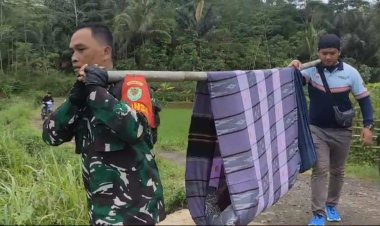 Babinsa Koramil 2207/Jampang Tengah Kodim 0622/Kabupaten Sukabumi Lakukan Evakuasi Warga yang Sakit Pasca Bencana Alam