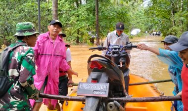 Babinsa Ciemas Sigap Bantu Warga Terisolir Banjir