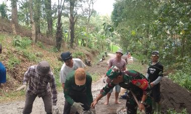 Koramil 2201/Cisolok Bersama Warga Desa Cimaja Lakukan Karya Bakti Perbaikan Jalan