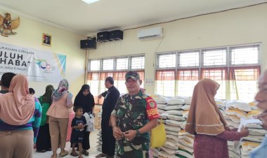 Babinsa Koramil 06-05/Bogor Utara Amankan Pembagian Beras Bulog untuk Warga Kurang Mampu di Kelurahan Cibuluh