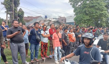 Massa Gerakan Masyarakat Pemersatu Umat menggelar demo penolakan pembangunan Masjid Imam Ahmad Bin Hanbal (MIAH)