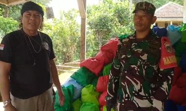 Babinsa Koramil 2212/Tegal Buleud Bersama Kades Bangbayang Salurkan Bantuan kepada Warga Terdampak Bencana Alam