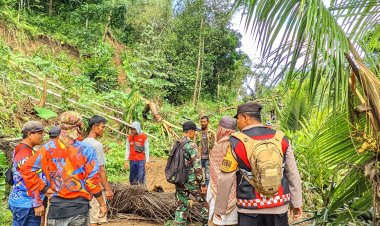 Babinsa Koramil 2213/Jampang Kulon Kodim 0622/Kab. Sukabumi Gelar Karya Bakti Pembersihan Jalan Pasca Bencana