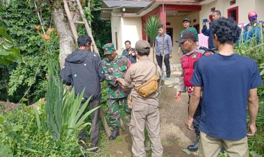 Babinsa Koramil 2206/Parakan Salak Monitoring Bencana Alam Pohon Tumbang
