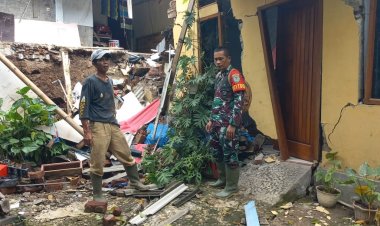 Danramil dan Batuud Koramil 2201/Cisolok Tinjau Rumah Warga Terdampak Bencana Pergeseran Tanah