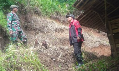 Kopka Tri Gunadi, Babinsa Sirnamekar Koramil 2212/Tegalbuleud Bersama Warga Masyarakat Laksanakan Karya Bhakti Pembuatan Jalan Baru Pasca Bencana