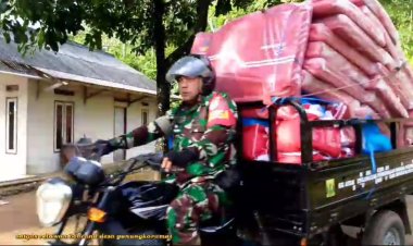 Aksi Luar Biasa Babinsa Koramil 2201/Ci Solok: Salurkan Logistik Korban Bencana Alam dengan Sepeda Motor