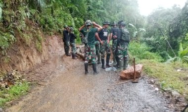 Babinsa Balekambang Bersama BKO Raider 300 Gelar Bakti Pembukaan Akses Jalan di Kampung Puncak Limus