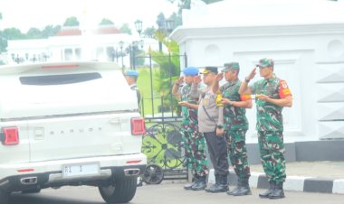 Dandim 0606/Kota Bogor Di Dampingi Kapolresta Bogor Kota Pimpin Apel Gelar Pasukan Pengamanan VVIP Silaturahmi dan Reuni Akbar 1974 Di Istana Bogor