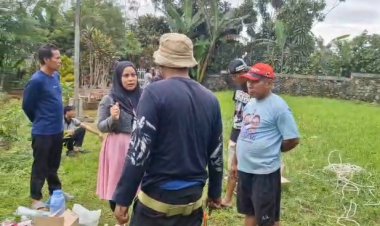 Keluarga Besar Bani H. Nati Raimun Gelar Gotong Royong Bersihkan Makam di Harjasari