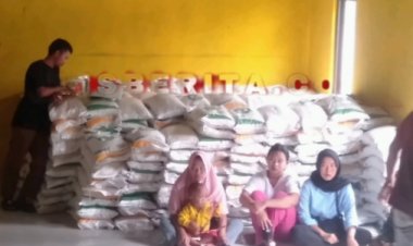 Penyaluran Beras untuk KPM Desa Wangunsari  Desa Wangunsari, Kecamatan Cisolok
