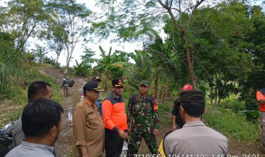 Danramil 2212/Tegalbuleud Damoingi Kunjungan Tim BNPB Pusat , Pembukaan Akses Jalan Baru di Lokasi Pasca Longsor Desa Nagela