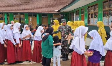 Kapten Inf Budi Hadi Priyadi, bersama anggota Babinsa dan ibu-ibu Persit, Laksanakan Pendistribusian Bantuan  Kepada Warga Terdampak Longsor