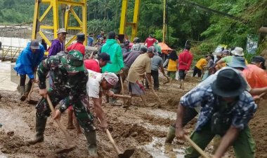 Babinsa Koramil 2203/Warungkiara Laksanakan Bakti Pembersihan Jalan Akibat Longsor