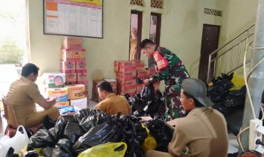 Babinsa Bantarkalong Sertu Agus Ramdani Salurkan Bantuan Bencana untuk Warga Pengungsi