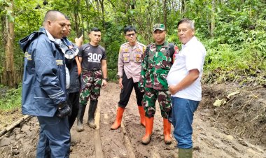 Babinsa Dampingi Kunjungan Tim BNPB Pusat Terkait Pengecekan Akses Jalan Baru Pasca Longsor di Desa Sirnamekar