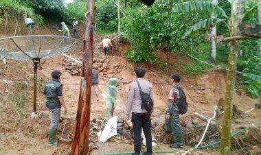 Babinsa Sukaluyu dan Bhabinkamtibmas Gelar Aksi Bakti Pembersihan Longsor di Kampung Pasirsalam
