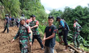 Danramil 2213/Jampangkulon Bersama Warga Gelar Bakti Pembukaan Akses Jalan