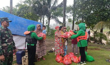 Personil Koramil 2212/Tegalbuleud dan Persit KCK Ranting 13 Bersama Forkopimcam Salurkan Bantuan Sosial Pasca Bencana di Tegalbuleud