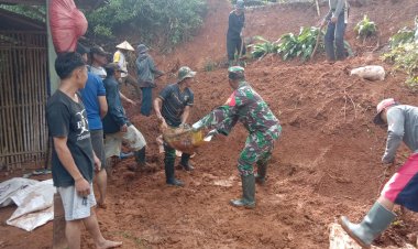 Personil Koramil 2210/Pabuaran dan Warga Bersama-Sama Bersihkan Material Longsor di Kampung Sindang Raja