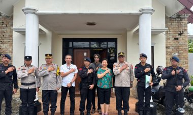 Tim Jibom Brimob Polda Jabar Lakukan Sterilisasi Gereja di Palabuhanratu Jelang Perayaan Natal dan Tahun Baru