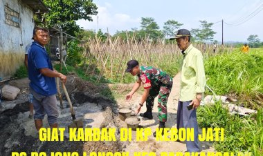 Koramil 2206/Parakansalak Laksanakan Karya Bakti Bersama Masyarakat di Desa Bojonglogok