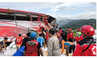 Kecelakaan bus Angkut pelajar di tol lawang , Malang