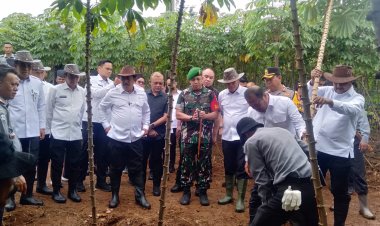 Dandim 0622/Kabupaten Sukabumi Hadiri Panen Raya dan Penyerahan Bantuan Sosial Bersama Menteri Imigrasi dan Pemasyarakatan