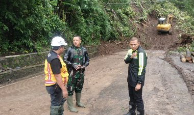 Dandim 0622/Kab Sukabumi Bersama PU Provinsi Bersihkan Jalan Tertimbun Longsor, Turunkan 4 Alat Berat