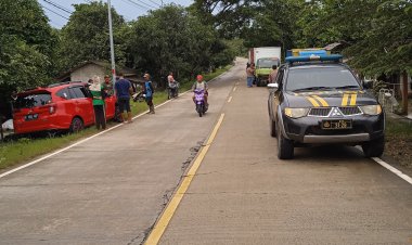 CEPAT TANGGAP, POLSEK CIKEUSIK TANGANI LAKALANTAS DI JALAN RAYA SIKEUSIK-MALINGPING