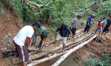 Koramil 2212/Tegalbuleud dan Koramil 2213/Jampangkulon Bersama Warga Bangun Jembatan Darurat