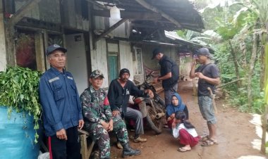 Babinsa Koramil 2212/Tegalbuleud Bersama Tim Perkimsih Lakukan Pengecekan Rumah Rusak Pasca Bencana Alam