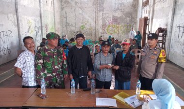 Babinsa Koramil 2215/Ciemas Dampingi Pendistribusian BPNT di Desa Tamanjaya