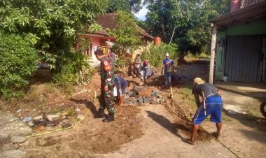 Babinsa Mekarjaya Bersama Warga Gotong Royong Perbaiki Jalan Lingkungan