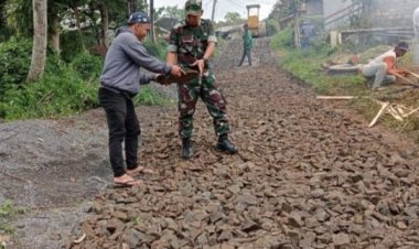 Babinsa Koramil 2214/Surade Bersama Warga Laksanakan Karya Bakti Perbaikan Jalan Poros Desa