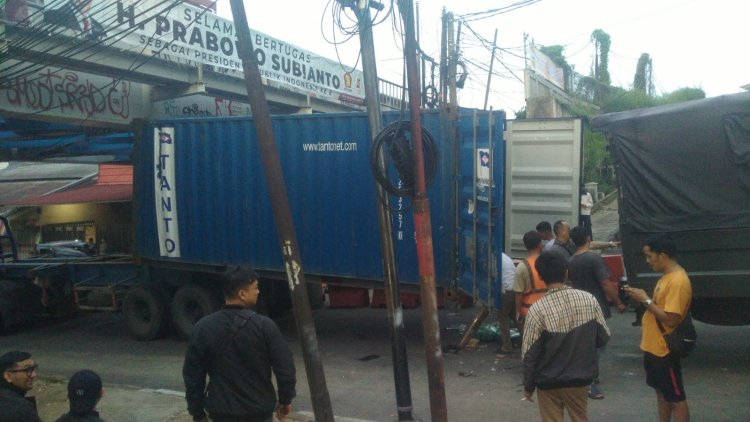 Truk Kontainer Tersangkut di Bawah Jembatan Rel Kereta Api Dekat BTM