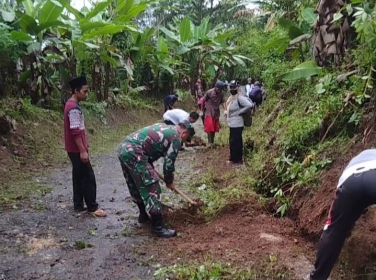 Babinsa Koramil 2201/Cisolok Laksanakan Karya Bakti Bersama Warga