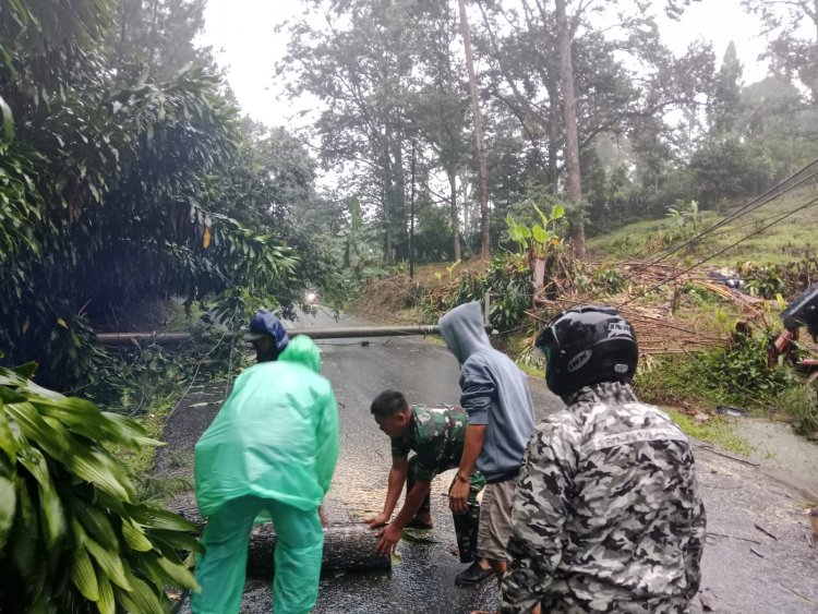 Babinsa Sampora, Sertu Gabriel Kawe Fee, Tangani Kejadian Tiang Listrik Tumbang Akibat Longsor di Cikidang