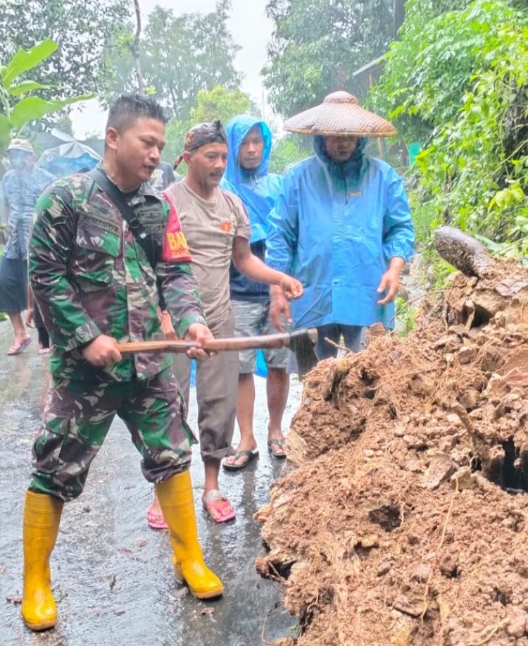 Babinsa Caringin Lakukan Monitoring Bencana Alam di Kecamatan Cisolok