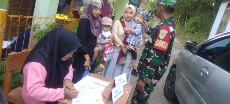 Babinsa Koramil 2201/Cisolok Dampingi Kegiatan Posyandu di Desa Cikakak