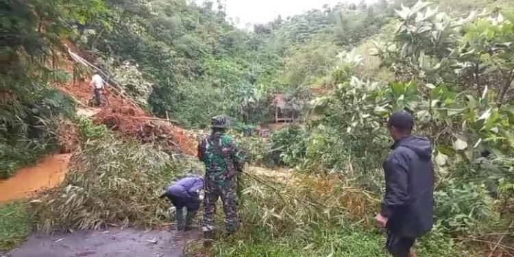 Babinsa Mekarjaya Bersama Warga Bersihkan Jalan Pasca Longsor