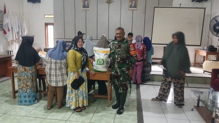 Berikan Rasa Aman, Babinsa Koramil 0266-06/Parakan Salak Dampingi Pendistribusian Bansos