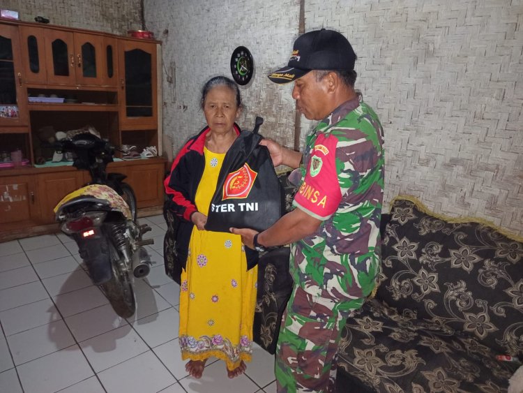 Babinsa Koramil 2205/Kalapanunggal Berikan Bantuan Sembako kepada Warga Terdampak Bencana