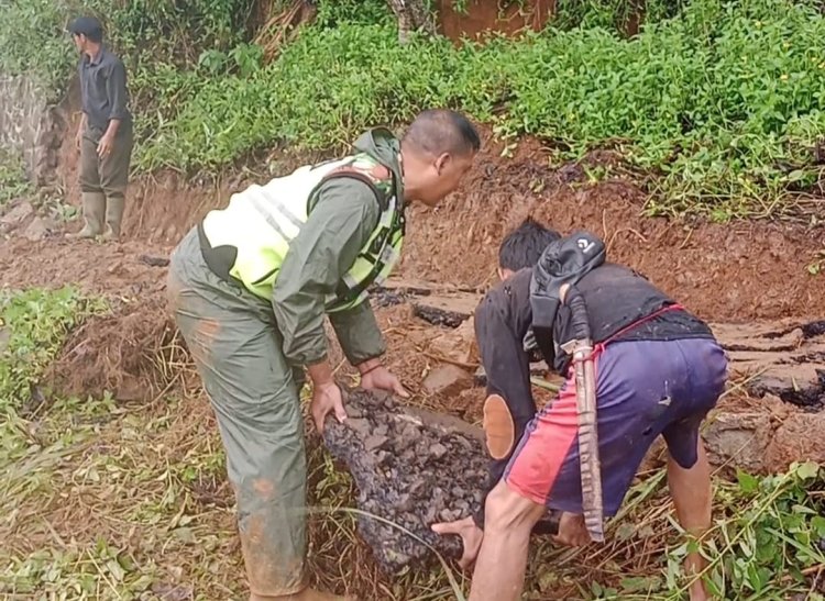 Babinsa Koramil 2215/Ciemas Laksanakan Kerja Bakti Bersama Masyarakat