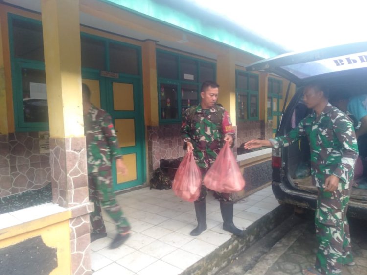 Anggota Koramil 2214/Ciemas Berikan Bantuan Makan Siang Bagi Warga Terdampak Banjir