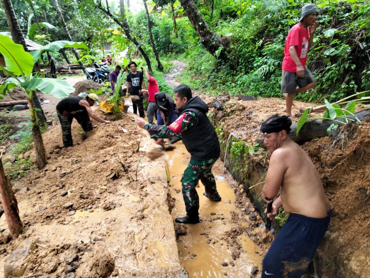 Babinsa Koramil 2201/Cisolok Bersama Warga Laksanakan Karya Bakti Pasca Banjir