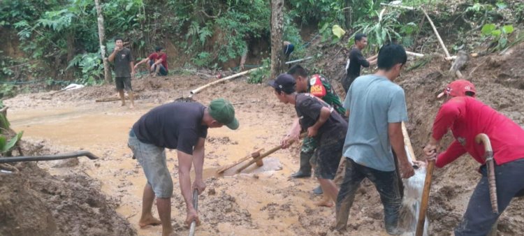 Karya Bakti Babinsa Koramil 2201/Cisolok Bersama Masyarakat Desa Gunung Tanjung