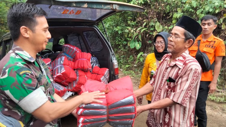 Personil Kodim 0622/Kab Sukabumi Laksanakan Pendistribusian Logistik untuk Penanggulangan Banjir